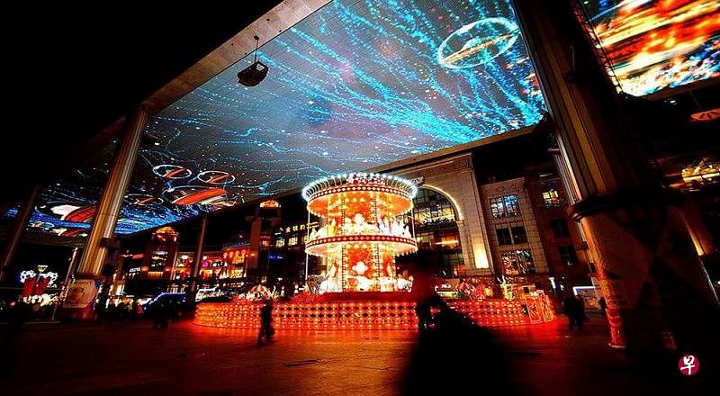 吉 增 和 在 北 京 开 发 的 世 贸 天 阶 梦 幻 天 幕 ， 具 有 生 动 画 面 、 吸 引 许 多 游 客 参 观 ， 是 当 地 地 标 之 一 ， 也 是 许 多 大 型 活 动 受 欢 迎 的 举 办 地 。 （ 互 联 网 ） 